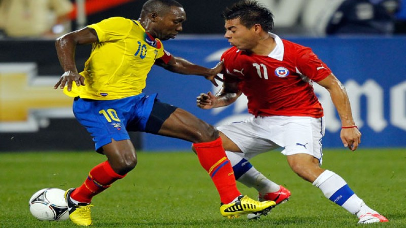Una pasaje del partido amistoso que disputaron Ecuador y Chile en Nueva York. A la izquierda el ecuatoriano Walter Ayoví, junto a Eduardo Vargas de la selección chilena.