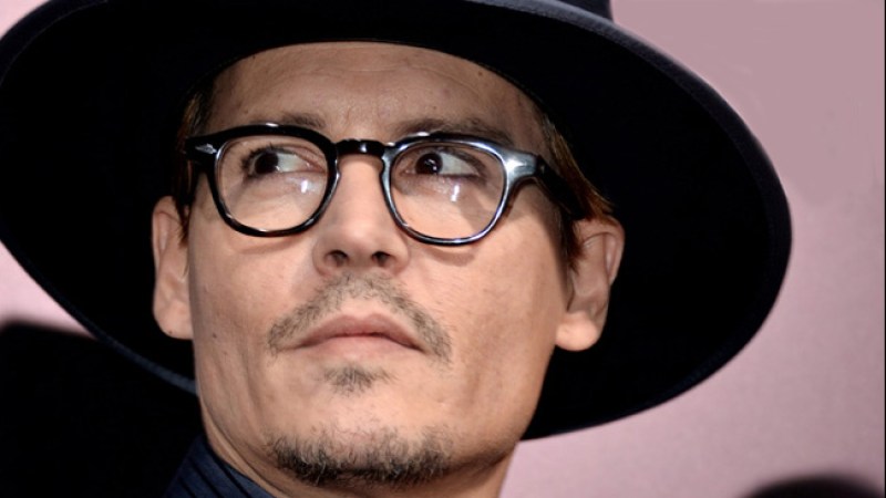 Johnny Depp luce anillo de compromiso