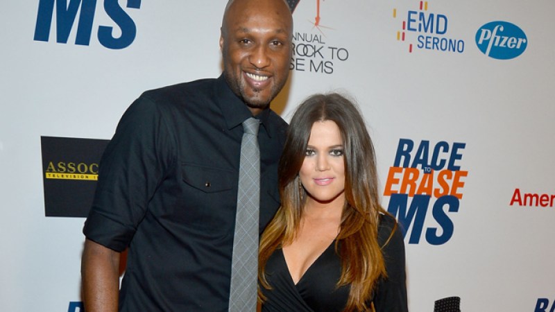 SEPTIEMBRE: El jugador de la NBA Lamar Odom y la socialité Khloé Kardashian, hermana de Kim Kardashian, comenzaron a enfrentar problemas matrimoniales a causa del abuso de drogas por parte de Odom. <br /><br /> Khloé Kardashian bota a Lamar del hogar <br />