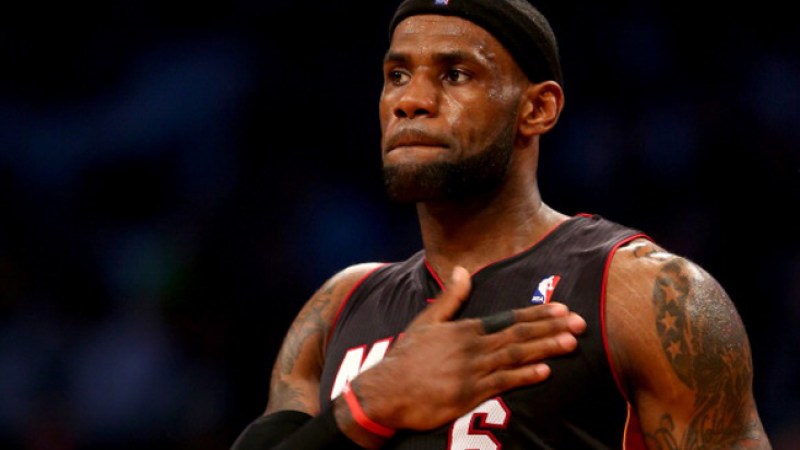 LeBron James #6 del Heat de Miami tras ganarle a los Nets