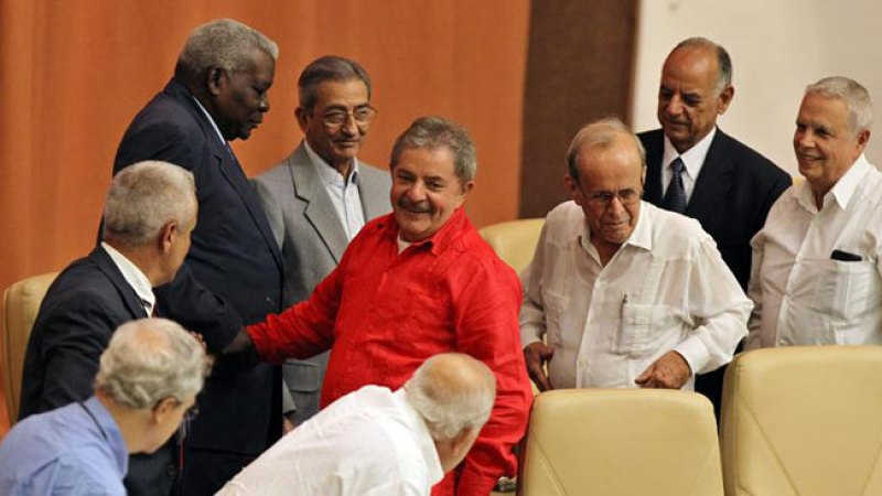 "Yo no he venido con una guayabera blanca como suelen utilizar los cubanos, el objetivo es rendirle tributo a otro compañero nuestro que tiene mucho que ver con todo lo que está ocurriendo en nuestra querida América del Sur y América Latina", dijo Lula en referencia a Chávez.