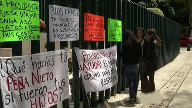 Maestros bloquean vía al aeropuerto