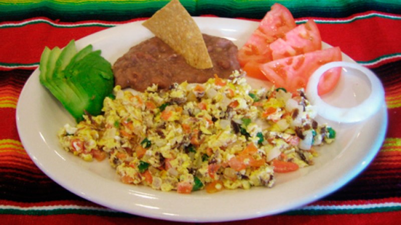 Machacado con huevo, una tradición muy regia
