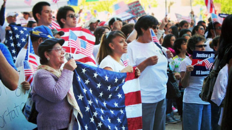 Miles celebraron el 5 de mayo marchando por una reforma migratoria.