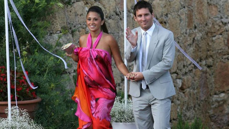 Nace Thiago, primer hijo de Leo Messi. El delantero argentino del FC Barcelona, Lionel Messi, acompañado por su pareja, Antonella Roccuzzo, asisten a la boda entre su compañero, el centrocampista Andrés Iniesta, y Anna Ortiz. EFE/Archivo