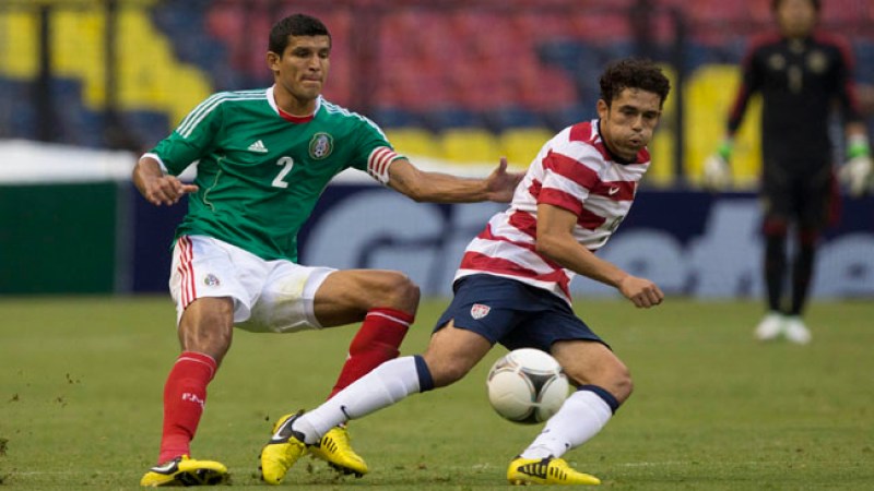 Javier Rodriguez (México) y Herculez Gómez (EEUU) en un amistoso que ganó la selección de las barras y las estrellas en el estadio Azteca.