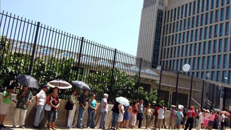 Cubanos en busca de una visa