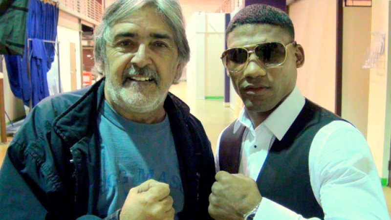 El periodista Oscar Suárez y el boxeador cubano Yuriorkis Gamboa.