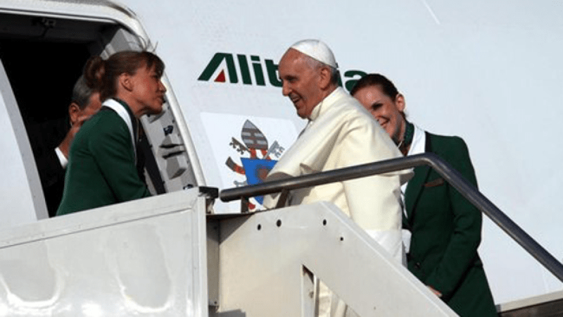 El Papa emprende viaje a Brasil.