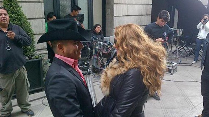Paulina Rubio y Espinoza Paz cantan "Me voy"