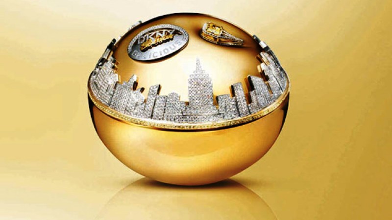 Creado por Donna Karan New York, vale más por el envase que por el contenido. El frasco es obra del orfebre Martin Katz, quien utilizó oro, zafiros y 2.700 diamantes.