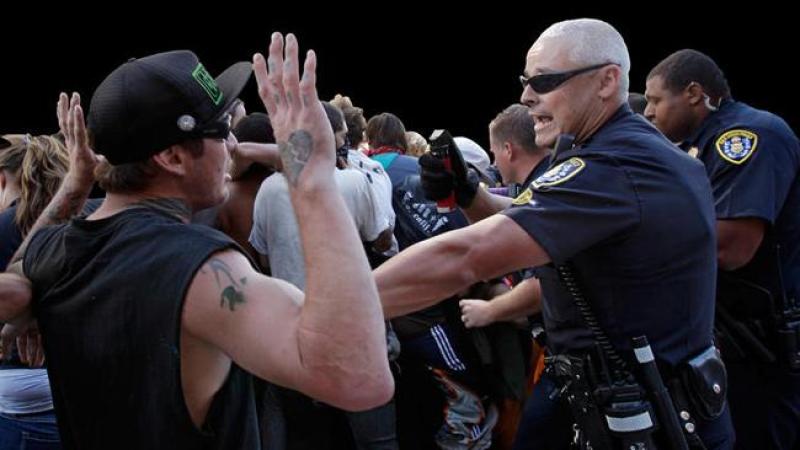 Una multitud furiosa se lanzó contra el departamento de policía en el Condado de Orange.