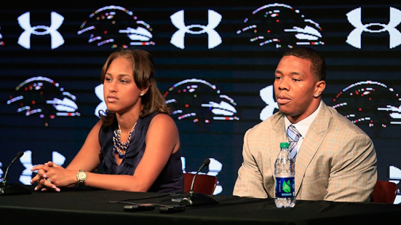 La NFL admitió que no hizo "lo correcto" al suspender sólo por dos partidos a Ray Rice, jugador de los Ravens de Baltimore, tras ser acusado de violencia doméstica.