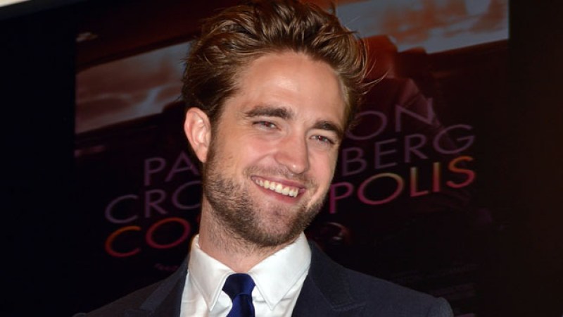 Pattinson retorna sonriente