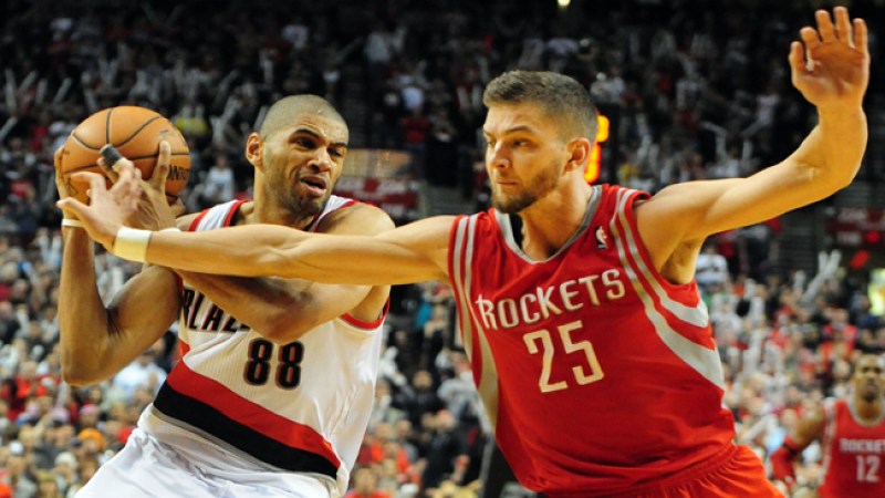 Nicolas Batum de los Trailblazers disputa una bola con Chandler Parsons de los Rockets durante el cuarto juego en el que el equipo de Portland ganó 123-120 en el tiempo extra.