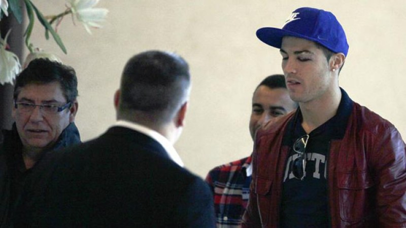 El delantero portugués del Real Madrid Cristiano Ronaldo, en cuyo rostro puede apreciarse el fuerte golpe que recibió en la ceja tras un choque con el jugador David Navarro durante el partido de liga disputado contra el Levante, llega al hotel en el que se concentra la selección lusa en Lisboa. EFE