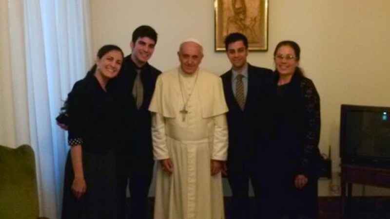Rosa María y su familia con el Papa.