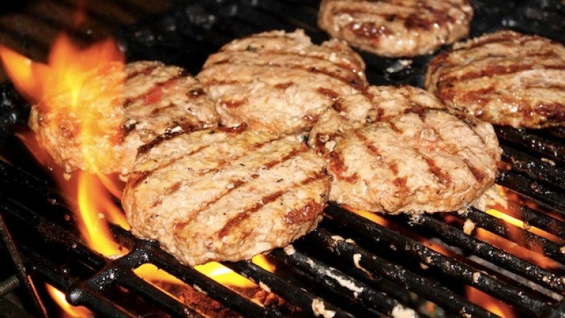 Las hamburguesas de pavo resultan ideales para bajarle al número de calorías.