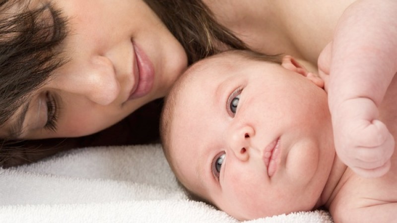 El método canguro consiste en tener al bebé prematuro piel con piel de la madre o el padre las 24 horas.