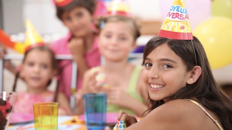 Para organizar una fiesta personalizada que sea inolvidable debes tomar en cuenta los temas que le gustan a tu hijo o hija en ese momento.