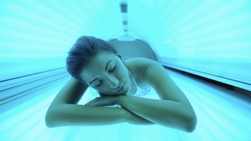 El uso de camas de bronceado podría ser un factor que esté contribuyendo al aumento de cáncer en la piel.