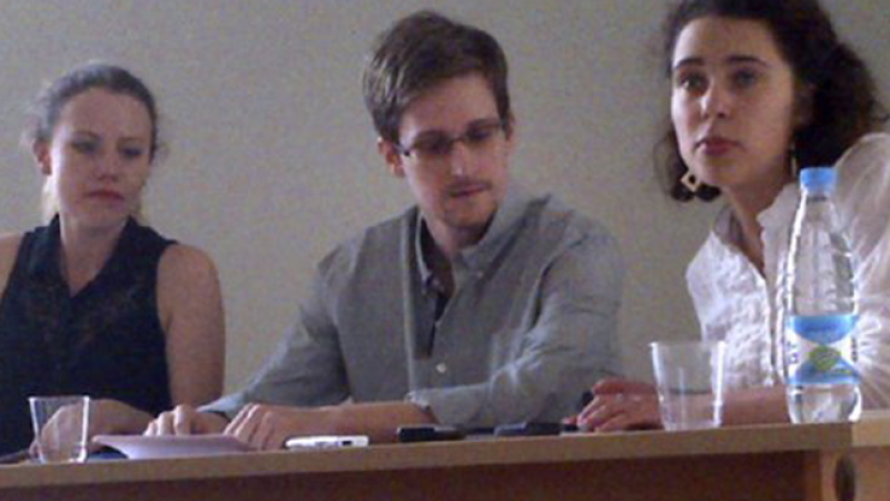 Edward Snowden con sus asesoras.