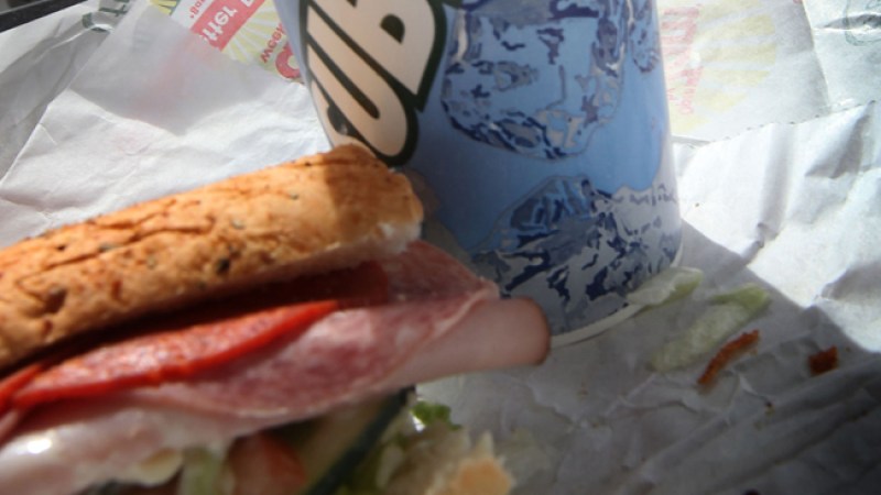 Retiran sustancia de panes de Subway