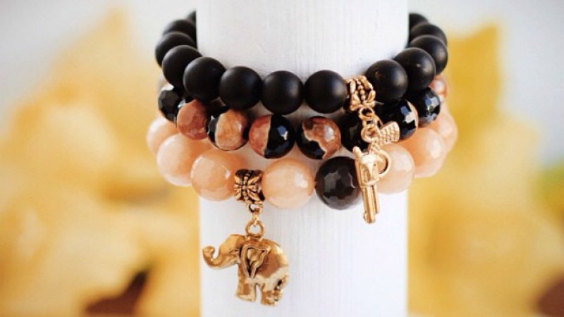 Los objetos que favorecen el flujo de la energía del dinero pueden llevarse en una pulsera o collar.