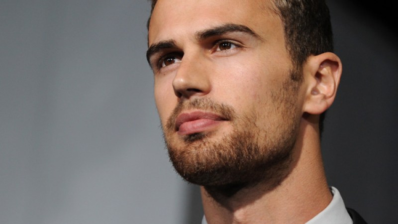 Theo James, ¡el galán del momento!
