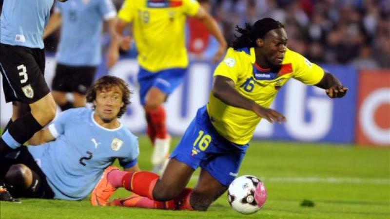 El jugador de Ecuador Felipe Caicedo (d) recibe una falta de Diego Lugano (i) de Uruguay.