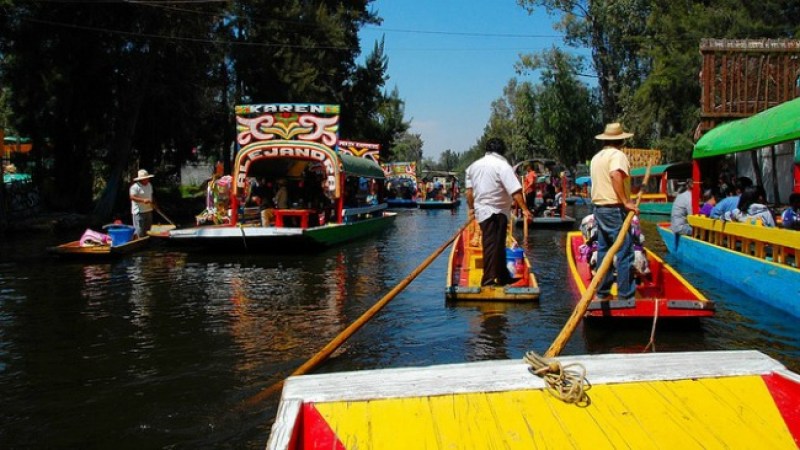 El recorrido por los canales a bordo de trajineras resulta una grata experiencia para convivir con los amigos.