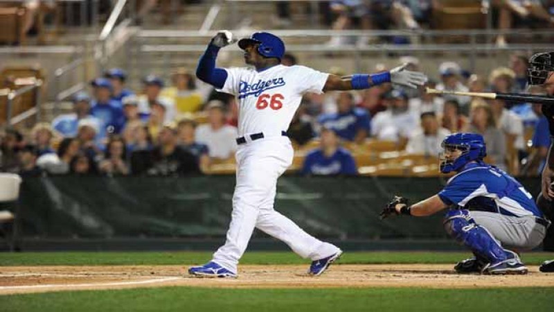 Yasiel Puig #66 de Los Angeles Dodgers. Right Field. Tiene un contrato de 42 millones, lo que lo convierte en el cubano mejor pagado. Nombre completo: Yasiel Puig. Nació: 12/7/1990 en Cienfuegos, Cuba. En este momento es la sensación de las Grandes Ligas.