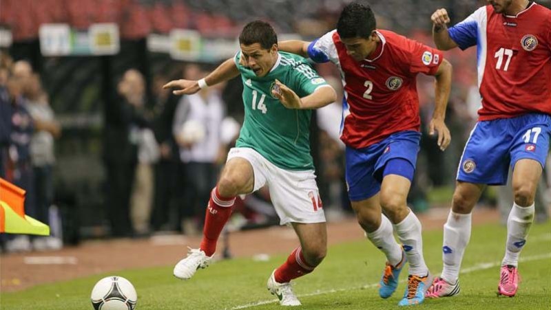 "Chicharitro" Hernández (i) lucha por el balón ante Jhonny Acosta (c) de Costa Rica, durante el partido de la eliminatoria de la Concacaf rumbo al Mundial Brasil 2014 en el estadio Azteca de Ciudad México.