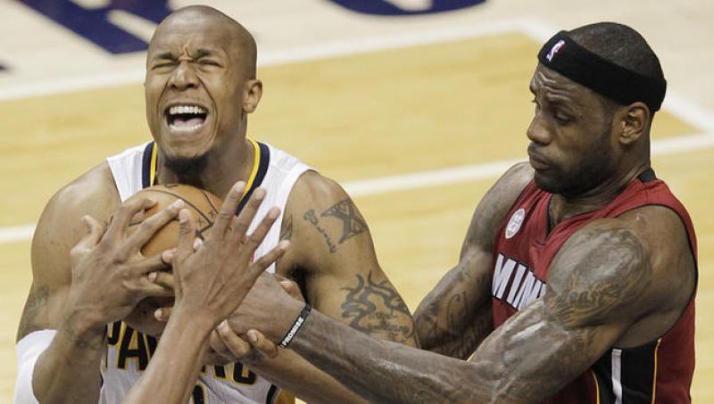 Lebron James disputa un balón con David West