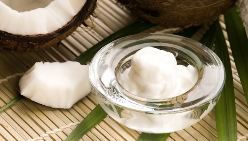 Muchos creen que el aceite de coco acelera el metabolismo y ayuda a perder peso.