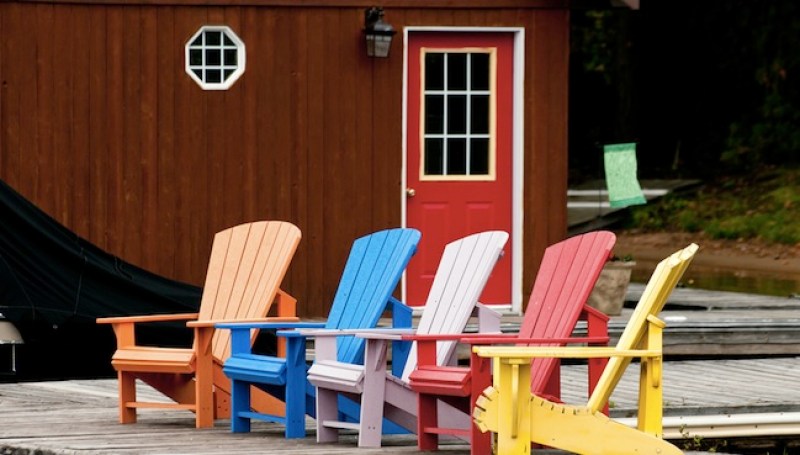 La silla Adirondack es un cómodo y bello modelo que se ha popularizado en los patios y jardines de todo Estados Unidos.