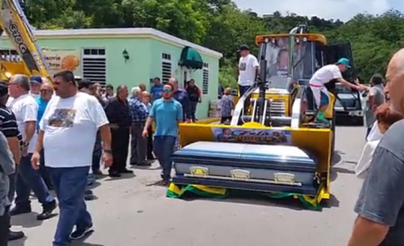 El digger con el ataúd y el cuerpo de "Felo" recorrió las calles del barrio Achiote.