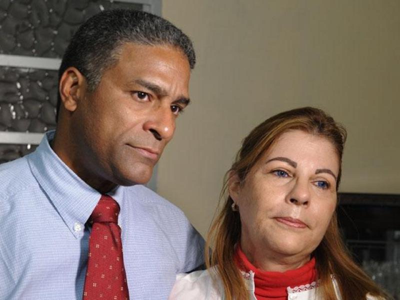 11 DE MARZO, 2011: El opositor Oscar Elías Biscet habla con la prensa poco después de salir de prisión. A su lado está su esposa, Elsa Morejón.