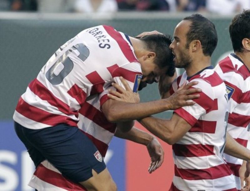 Jugadores de EEUU celebran un gol.