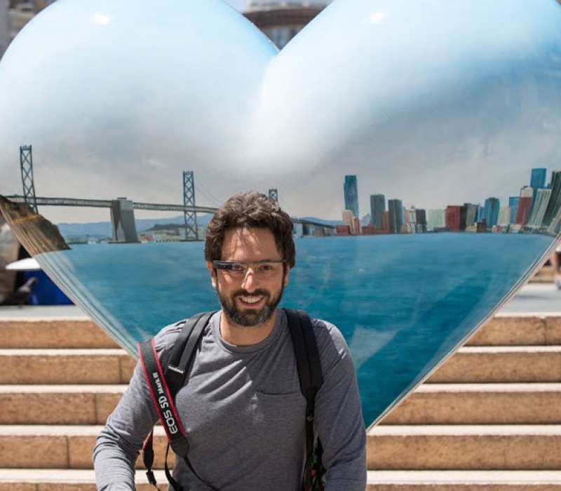 En la famosa página Ebay de ventas por internet aparecieron ofertas de Google Glass falsos. Google Glass es el proyecto de ingeniería de Google, más reciente. Se trata de unos lentes capaces de conectarse a internet y obtener información como en las películas de ciencia ficción, pero aún no salieron al mercado.