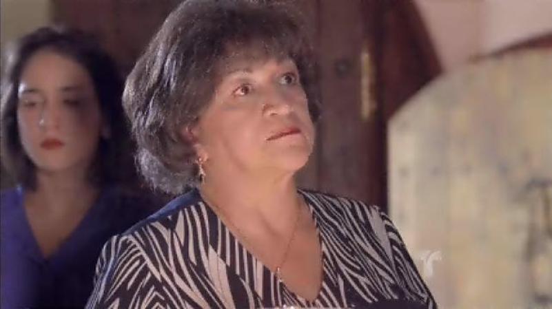 Su madre le da una cachetada y le dice que está cansando al Estado y a la gente, que ni él con todo su poder puede ganarle la guerra al Estado.