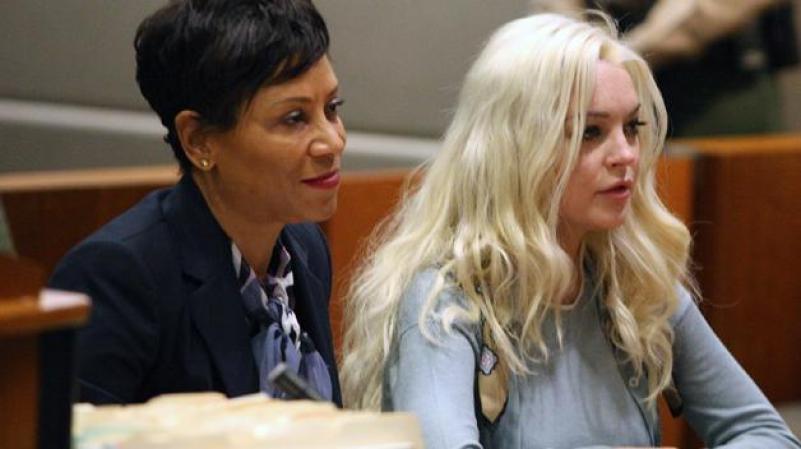 ( 2012) Lohan en una audiencia de libertad condicional con su abogada Shawn Chapman Holley. Recibió una crítica positiva de la juez Stephanie Sautner y debe regresar al tribunal el 22 de febrero para otra revisión.