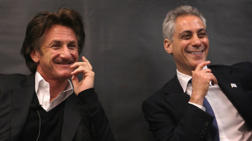 LUNES 23 DE ABRIL: El actor y filántropo Sean Penn (izquierda) y el alcalde de Chicago Rahm Emanuel conversan el domingo durante la 12 Cumbre Mundial de los Premios Nobel de la Paz que se celebra hasta este miércoles en Chicago, Illinois.