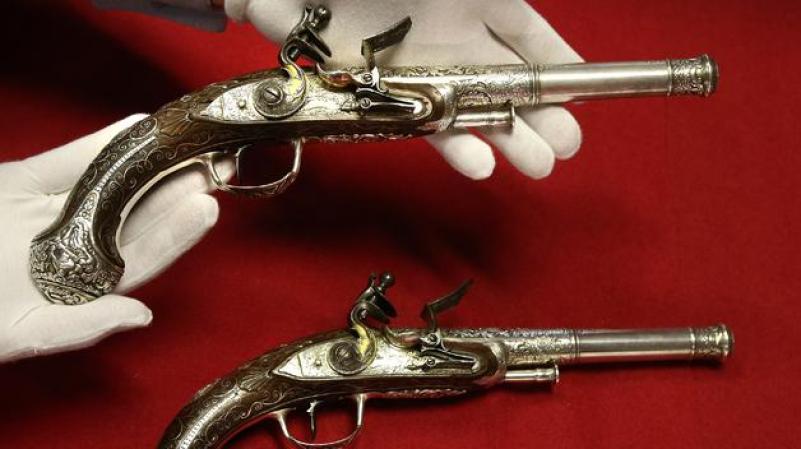 MARTES 17 DE ABRIL: Un par de pistolas que datan cerca del 1785 se exhibe en la casa de subastas británica Bonhams con un precio aproximado entre $47,000 y $63,000. Formarán parte de una venta de armas antiguas.