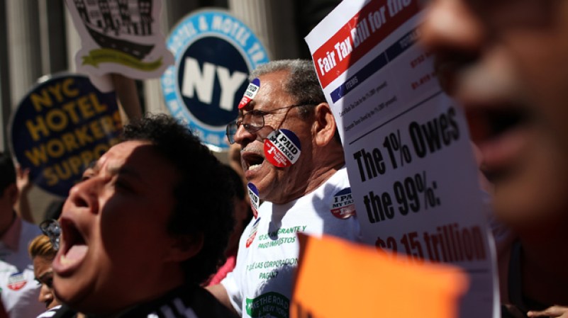 MARTES 17 DE ABRIL: En el último día para entregar la planilla de contribución sobre ingresos, manifestantes en Nueva York protestan contra las lagunas que permiten que bancos y corporaciones paguen menos impuestos que la mayoría de los contribuyentes.
