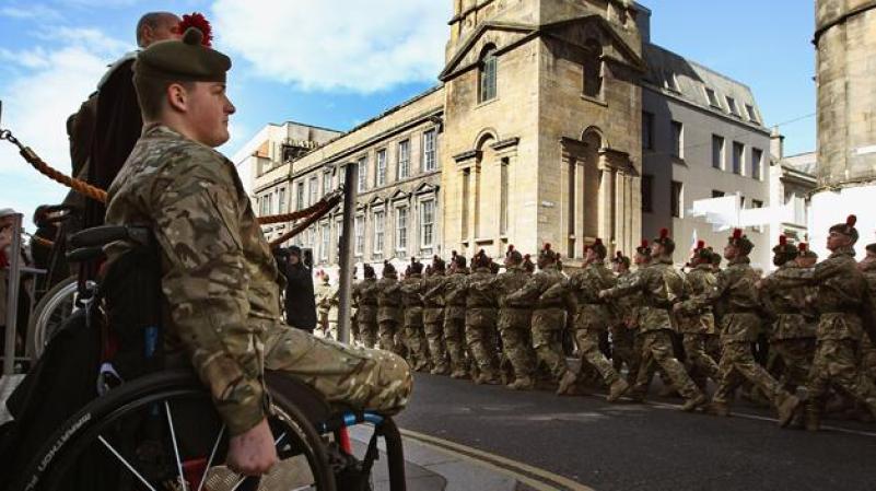 MIERCOLES 18 DE ABRIL: Soldados escoceses participan en un desfile de recibimiento en Inverness, ciudad de Escocia, en honor a los militares que regresaron a casa luego de seis meses en Afganistán.