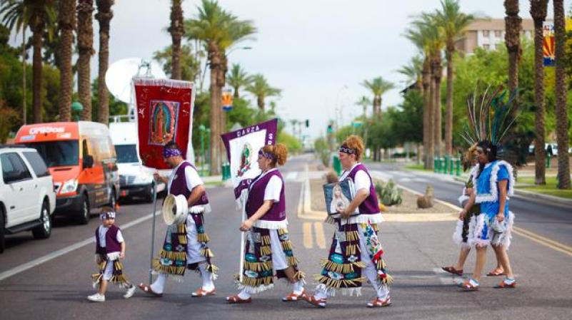 MIERCOLES 25 DE ABRIL: Manifestantes en Phoenix, Arizona, participan en una protesta en contra de la estricta ley de inmigración SB 1070, la cual tiene indicios de ser aprobada.