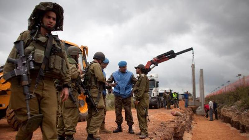 JUEVES 3 DE MAYO: Un muro es construido en la frontera Israel/Líbano. El ejército dice que servirá para proteger de los ataques libaneses los nuevos apartamentos en el área.