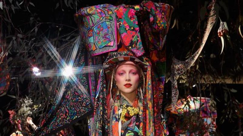 JUEVES 3 DE MAYO: Una modelo posa previo al desfile de Jenny Kee en el cuarto día de la Semana de la Moda en Sídney, Australia.
