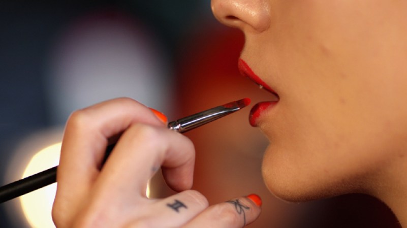 LUNES 30 DE ABRIL: Una modelo se prepara para el desfile de la línea Romance Was Born en la semana de la moda en Sidney, Australia.